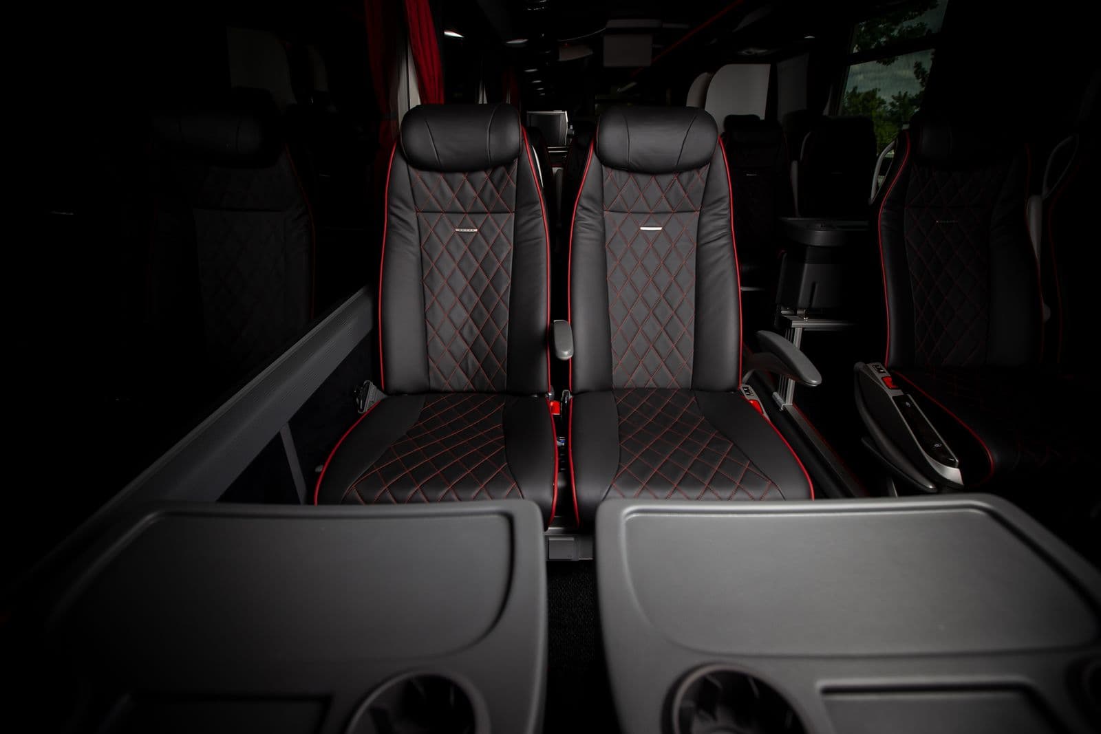 Teambus von Prima Klima Reisen — Doppelsitze mit Tisch und Fußablage