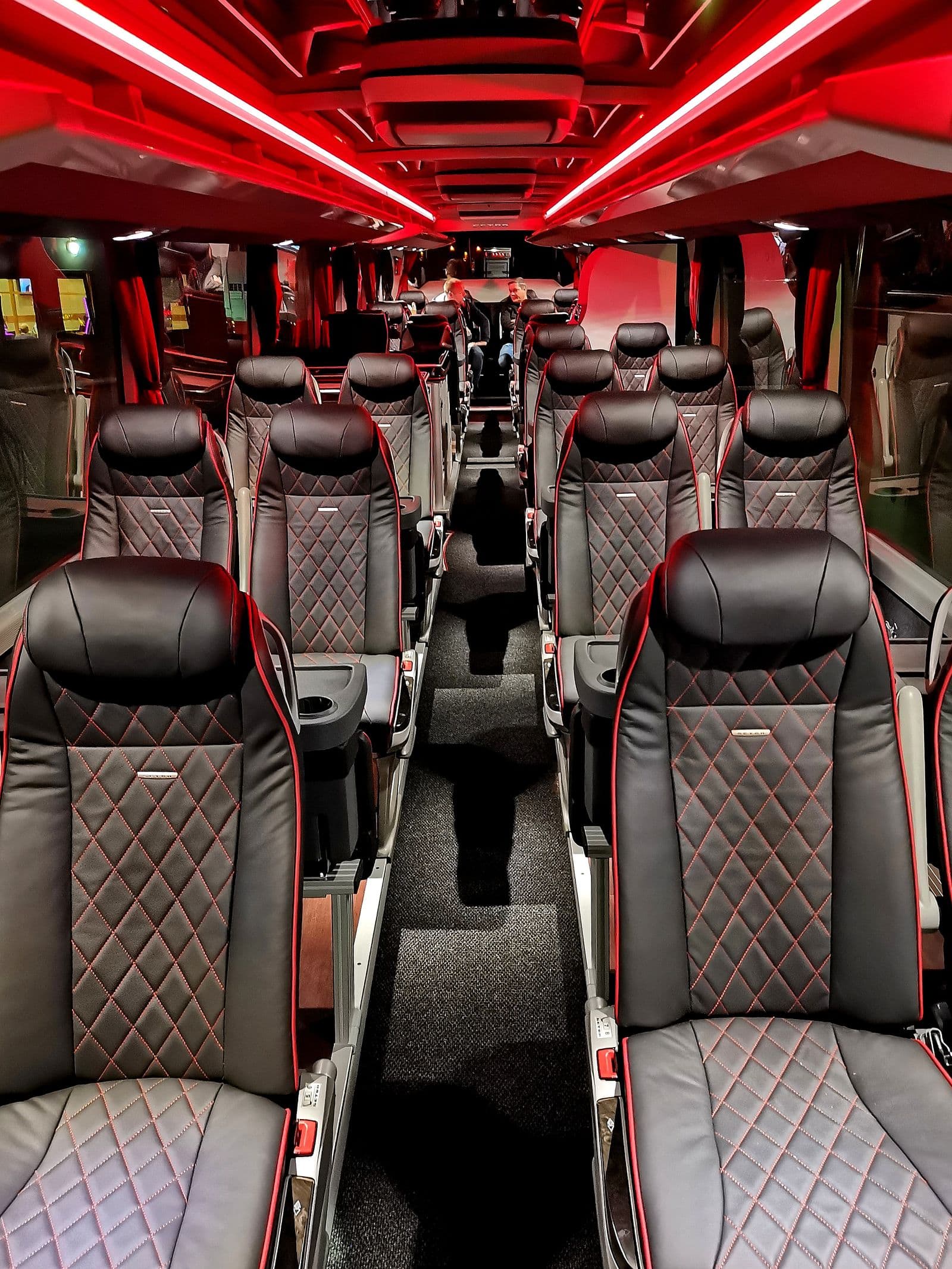Teambus von Prima Klima Reisen — Teambus — Innenraum mit Ambientebeleuchtung